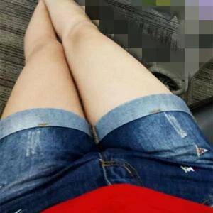 大腿很粗，每次在街上看到穿着短裤腿又